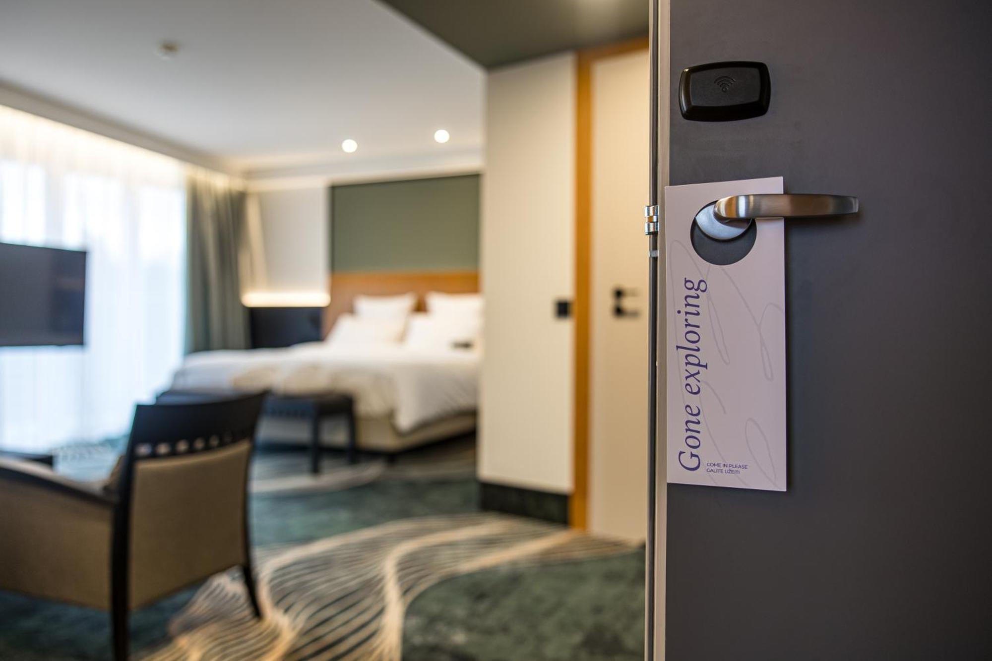 Mercure Palanga Vanagupe Resort & Spa Экстерьер фото A door sign